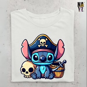 K&ouml;nnte beinhalten: Eine blaue Comicfigur tr&auml;gt einen Piratenhut mit Totenkopf und Knochen. Die Figur h&auml;lt eine Schatztruhe und einen Sch&auml;del.