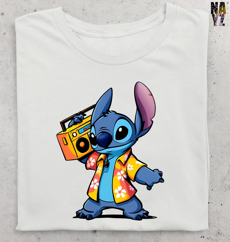 Op de afbeelding: Wit T-shirt met een cartoon illustratie van Stitch die een gele boombox vasthoudt. Stitch is blauw met grote oren en draagt een geel en oranje bloemen shirt. Het ontwerp is gecentreerd op de voorkant van het shirt.