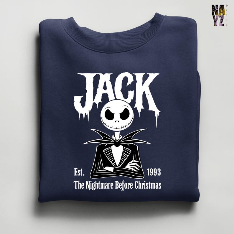 Puede incluir: Sudadera azul marino con un dise&ntilde;o blanco de Jack Skellington de Pesadilla antes de Navidad. El dise&ntilde;o incluye el nombre "JACK", la cara del personaje y el texto "Est. 1993 The Nightmare Before Christmas."