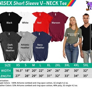 Op de afbeelding: Maattabel voor unisex korte mouw V-hals T-shirts. De tabel toont de breedte- en lengtemaat in inches voor maten XS tot 5XL. De tabel geeft ook de stofsamenstelling voor effen kleuren en melangekleuren.
