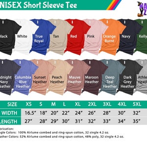 Op de afbeelding: Unisex korte mouw t-shirt maattabel met metingen in inches. De tabel toont de breedte en lengte van het shirt in verschillende maten van XS tot 5XL. De tabel bevat ook de stof samenstelling voor effen kleuren en melange kleuren.