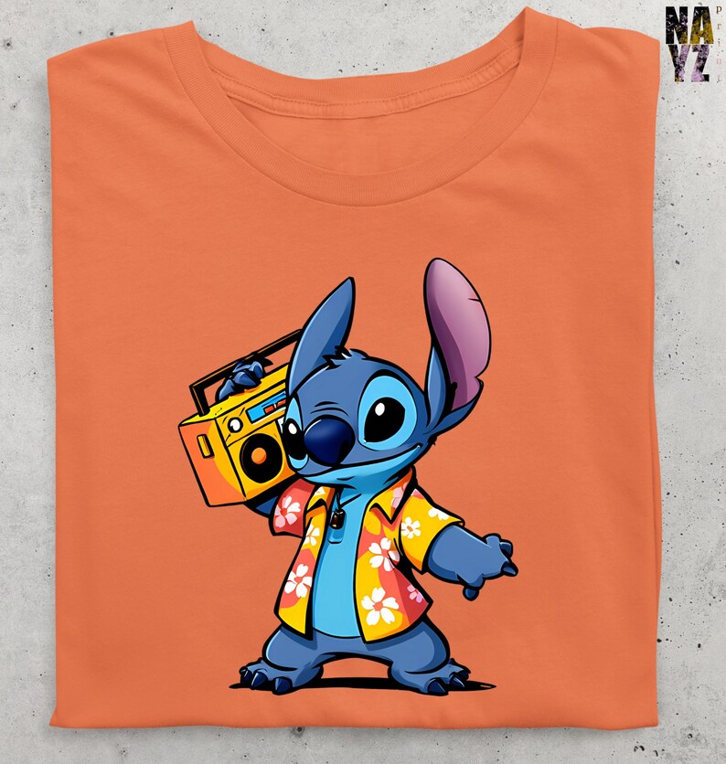 Op de afbeelding: Oranje T-shirt met een cartoon illustratie van Stitch uit Lilo & Stitch. Stitch is blauw met grote oren, draagt een Hawaiiaans shirt en houdt een gele boombox vast. Het T-shirt is netjes opgevouwen.