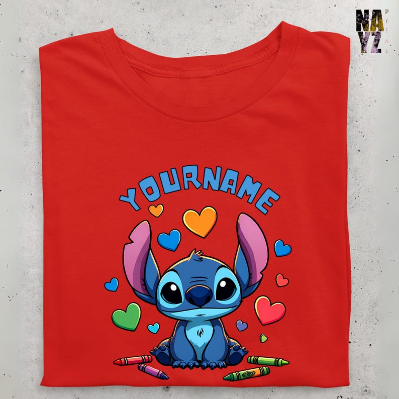 K&ouml;nnte beinhalten: Rotes T-Shirt mit einer blauen Stitch-Figur, umgeben von bunten Herzen und Buntstiften. Der Text "YOURNAME" befindet sich &uuml;ber Stitch.