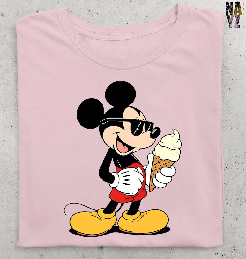 Puede incluir: Camiseta rosa claro con un dibujo de Mickey Mouse con gafas de sol y un helado. Mickey lleva pantalones cortos rojos, zapatos amarillos y guantes blancos. La camiseta tiene el texto "NAVY" y "YZ" en la esquina superior derecha.