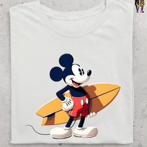 Op de afbeelding: Wit T-shirt met een cartoon Mickey Mouse-personage dat een geel surfboard vasthoudt. Mickey draagt een rode korte broek, witte handschoenen en schoenen. Het ontwerp heeft een cartoonstijl.