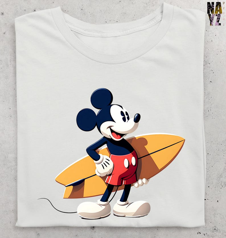 Op de afbeelding: Wit T-shirt met een cartoon Mickey Mouse-personage dat een geel surfboard vasthoudt. Mickey draagt een rode korte broek, witte handschoenen en schoenen. Het ontwerp heeft een cartoonstijl.