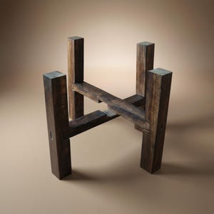 Puede incluir: Un soporte de madera marr&oacute;n oscuro para plantas con una base cuadrada y cuatro soportes verticales. El soporte tiene un dise&ntilde;o en forma de cruz en el centro, proporcionando una base estable para una planta en maceta. La madera tiene una veta natural.