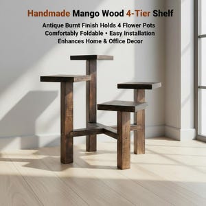 Puede incluir: Estanter&iacute;a artesanal de 4 niveles de madera de mango con acabado quemado antiguo. Dise&ntilde;ada para sostener cuatro macetas, es c&oacute;modamente plegable y realza la decoraci&oacute;n del hogar y la oficina.