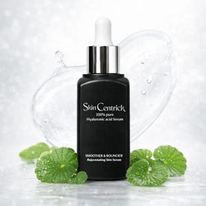 Può includere: Flacone nero di siero all'acido ialuronico Skin Centrick con contagocce argentato. La bottiglia è circondata da goccioline d'acqua e foglie verdi. Il testo sulla bottiglia recita "100% pure Hyaluronic acid Serum" e "SMOOTHER & BOUNCIER Rejuvenating Skin Serum."