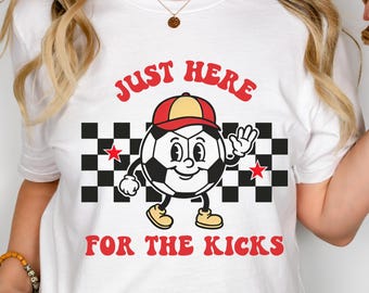 Camiseta de fútbol, solo aquí para las patadas, camiseta vintage para el día del partido de fútbol para mamás beisbolistas, mamás futboleras, regalos para mamás deportistas, camiseta de la era de las mamás