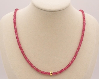 Collar de turmalina rosa: joyería bohemia con cuentas rellenas de oro