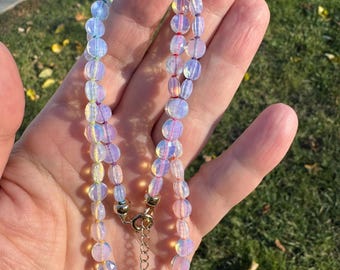 Colar com contas facetadas de opalita em formato de moeda: cordão arco-íris, banhado a ouro, joia boho.