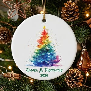 Personalisierter Regenbogen-Weihnachtsbaumschmuck, individuelle Keramikdekoration für schwule Paare, LGBTQ-Aquarell-Baumdeko, Pride-Weihnachtsgeschenk