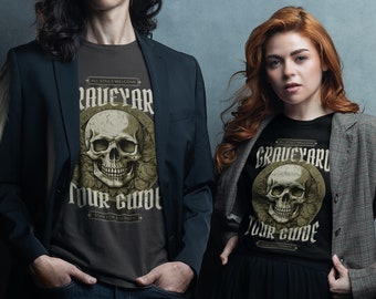 Könnte beinhalten: Zwei T-Shirts mit einem Totenkopf-Motiv und dem Text "All Souls Welcome Graveyard Tour Guide Stay For Eternity".