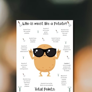 Puede incluir: Un póster blanco con el texto "¿Quién se parece más a una patata?" presenta una patata de dibujos animados con gafas de sol. El póster incluye un sistema de puntos para actividades relacionadas con la patata. La parte inferior del póster dice "Total Points:"