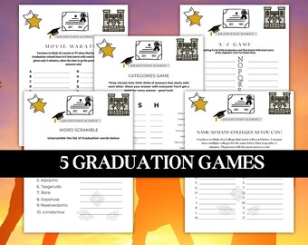 Puede incluir: Cinco tarjetas de juego de fiesta de graduación imprimibles con una ilustración en blanco y negro de un gorro de graduación y un edificio. Los juegos incluyen: Movie Marat, Categories Game, A-Z Game, Word Scramble y Name as Many Colleges as You Can. Las tarjetas están sobre un fondo de puesta de sol con dos siluetas de personas saltando en el aire.