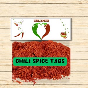 Puede incluir: Primer plano de una bolsa de especias de chile rojo con el texto "CHILI SPICE TAGS" en una etiqueta verde. La bolsa está sobre una superficie de madera.