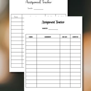 Könnte beinhalten: Zwei weiße Assignment Tracker-Blätter mit schwarzem Text. Das obere Blatt trägt den Titel "Assignment Tracker" und eine Zeile für "Semester". Das untere Blatt hat den gleichen Titel und eine Tabelle mit Spalten für Course, Assignment, Due Date und Completed.