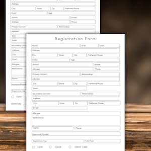 Puede incluir: Dos formularios de registro blancos con texto negro están apilados sobre una superficie de madera. Los formularios incluyen campos para nombre, dirección, información de contacto y detalles médicos. El texto "Registration Form" está en la parte superior.