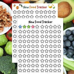 Puede incluir: Dos hojas blancas "New Food Tracker" con contornos de estrellas para rastrear nuevos alimentos. La hoja superior tiene un plátano y otros iconos de alimentos. La hoja inferior tiene tres estrellas de colores rellenas. El texto en la parte inferior dice "1 = probar 1 alimento nuevo 10 = Recompensa."