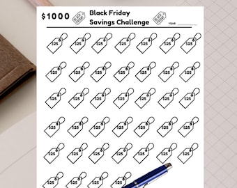 Puede incluir: Una hoja de desafío de ahorro blanca con el texto "$1000 Black Friday Savings Challenge". La hoja presenta casillas en forma de etiqueta, cada una marcada con "$25". Un bolígrafo azul descansa sobre la hoja. El objetivo total de ahorro es de $1000.