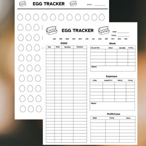 Op de afbeelding: Twee pagina's zwarte en witte eiertracker. De bovenkant van de eerste pagina heeft de woorden "EGG TRACKER" en een ruimte voor de maand. De tweede pagina heeft ruimtes voor het jaar en het totaal. De tracker bevat secties voor eieren, uitgaven en winst/verlies.