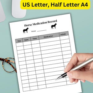 Könnte beinhalten: Ein weißes Papier mit der Aufschrift "Horse Medication Record" und einem Raster zur Medikamentenverfolgung. Der Text "US Letter, Half Letter A4" ist zu sehen. Eine Hand hält einen Stift, bereit, auf das Formular zu schreiben. Das Formular hat zwei Pferdesilhouetten.