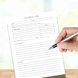 Puede incluir: Un papel blanco titulado "Incident Log" con líneas para rellenar detalles. Una mano sostiene un bolígrafo plateado, listo para escribir en el formulario. El formulario incluye campos para fecha, hora, nombre, dirección, nombres de testigos y descripción del incidente.