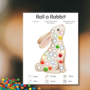 Puede incluir: Una hoja de juego blanca titulada "Roll a Rabbit" presenta un conejo de dibujos animados con círculos de colores. El juego incluye instrucciones y dados con código de colores. Un montón de caramelos coloridos está en la esquina inferior izquierda. El juego es para niños.