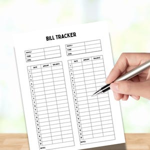 Pode incluir: Uma folha branca de controle de contas com o título "BILL TRACKER" no topo. A folha tem seções para acompanhamento mensal, de fundos e de metas, com colunas para data, valor e saldo. Uma mão segura uma caneta sobre a folha.