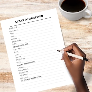 Könnte beinhalten: Ein weißes Blatt Papier mit der Überschrift "CLIENT INFORMATION". Das Dokument enthält Abschnitte für Kontaktinformationen, einen zweiten Kontakt, Abrechnung und zusätzliche Informationen. Rechts steht eine Tasse Kaffee. Eine Hand hält einen Stift.