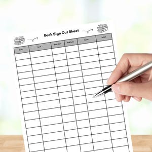 Pode incluir: Uma folha branca "Book Sign Out Sheet" com uma grade para registrar informações de livros. A folha tem um cabeçalho com o título e espaços para data, título do livro, datas de início e fim, nome e iniciais. Uma mão segura uma caneta.