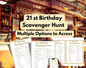 Op de afbeelding: Drie afdrukbare 21e verjaardagsspeurtocht-spelkaarten met gouden accenten en een lijst met items om te vinden. De kaarten worden vastgehouden door handen in een bar.