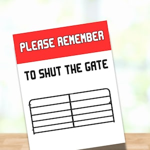 Op de afbeelding: Een rechthoekig bord met een rode koptekst met de tekst "PLEASE REMEMBER" in witte letters. Daaronder staat in zwarte letters "TO SHUT THE GATE". Onderaan staat een zwarte poortillustratie.