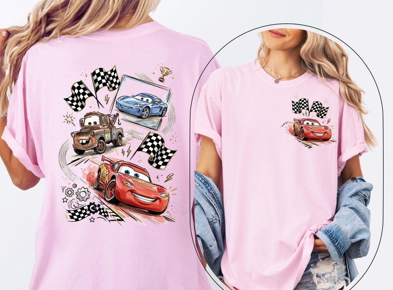 Puede incluir: Una camiseta rosa claro con coches de carreras de dibujos animados y banderas a cuadros. El dise&ntilde;o incluye un coche de carreras rojo, un coche azul y una gr&uacute;a marr&oacute;n. Un peque&ntilde;o dise&ntilde;o de un coche de carreras rojo y banderas a cuadros est&aacute; en el bolsillo.