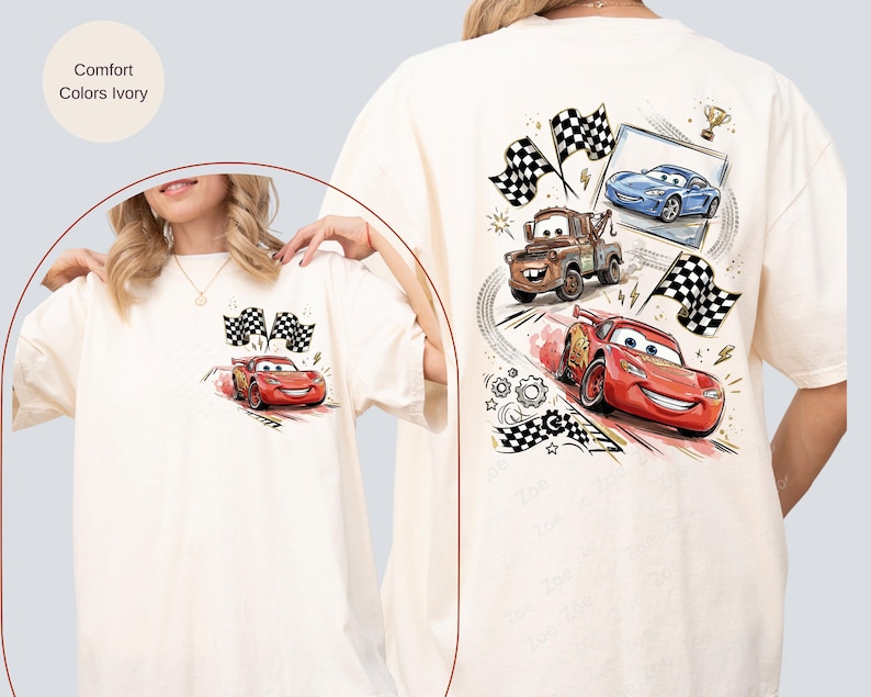 Puede incluir: Camiseta de color marfil con un gr&aacute;fico de la pel&iacute;cula Cars. La parte delantera muestra a Rayo McQueen con banderas a cuadros. La parte trasera muestra a Rayo McQueen, Mate y un coche azul, junto con banderas a cuadros y un trofeo.