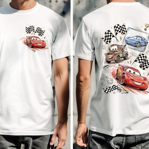 Puede incluir: Camiseta blanca con un dise&ntilde;o de dibujos animados de un coche de carreras rojo y banderas a cuadros. La parte posterior de la camiseta muestra varios coches de carreras de dibujos animados, banderas y un trofeo. El dise&ntilde;o es colorido y vibrante, para los fan&aacute;ticos de las carreras.