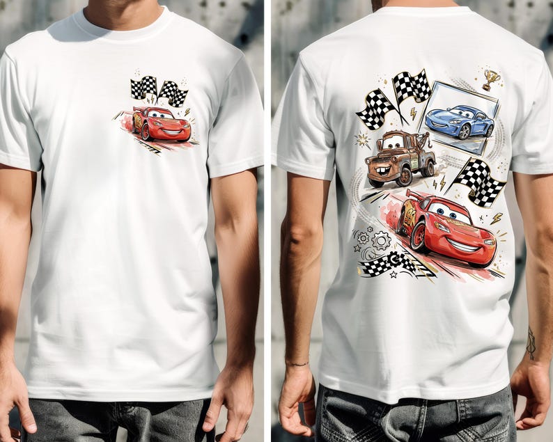 Puede incluir: Camiseta blanca con un dise&ntilde;o de dibujos animados de un coche de carreras rojo y banderas a cuadros. La parte posterior de la camiseta muestra varios coches de carreras de dibujos animados, banderas y un trofeo. El dise&ntilde;o es colorido y vibrante, para los fan&aacute;ticos de las carreras.