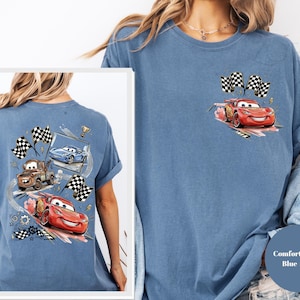 Puede incluir: Camiseta azul vaquero de colores confort con un gr&aacute;fico de Rayo McQueen y otros personajes de Cars compitiendo. El dise&ntilde;o incluye banderas a cuadros y un trofeo. La camiseta tiene cuello redondo cl&aacute;sico y mangas cortas.