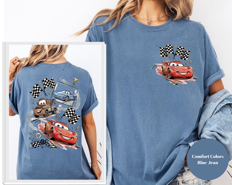 Puede incluir: Camiseta azul vaquero de colores confort con un gr&aacute;fico de Rayo McQueen y otros personajes de Cars compitiendo. El dise&ntilde;o incluye banderas a cuadros y un trofeo. La camiseta tiene cuello redondo cl&aacute;sico y mangas cortas.