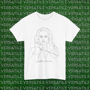 Może przedstawiać: Biały t-shirt z krótkim rękawem z czarną ilustracją liniową przedstawiającą osobę trzymającą słuchawkę telefoniczną przy uchu. Pod ilustracją znajduje się napis "Hello, it's me." wydrukowany prostą, cienką czarną czcionką kursywą.
