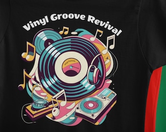 Puede incluir: Camiseta negra con un gráfico colorido de un tocadiscos, auriculares y notas musicales. El texto "Vinyl Groove Revival" está impreso en blanco en la camiseta.