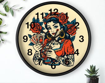 Reloj de pared estilo tatuaje pin-up con naipes y rosas en un llamativo arte vintage para decoración rockabilly o de cultura pop retro.