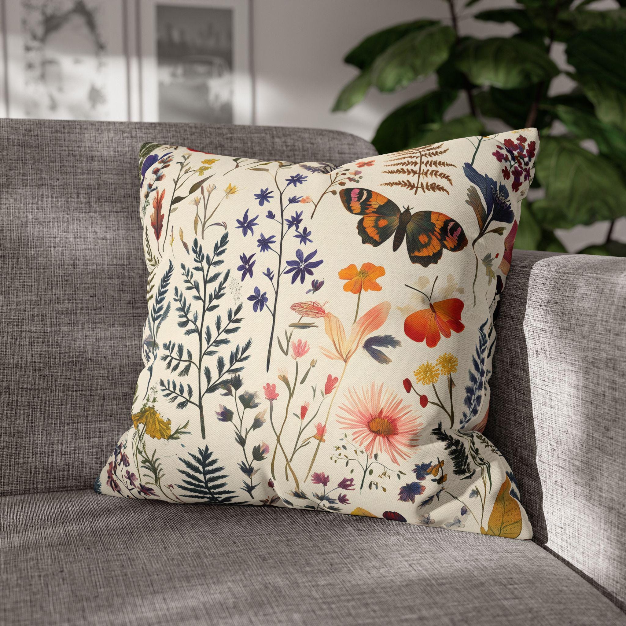 カラフルな野花と蝶が描かれたヴィンテージボタニカルクッションカバー