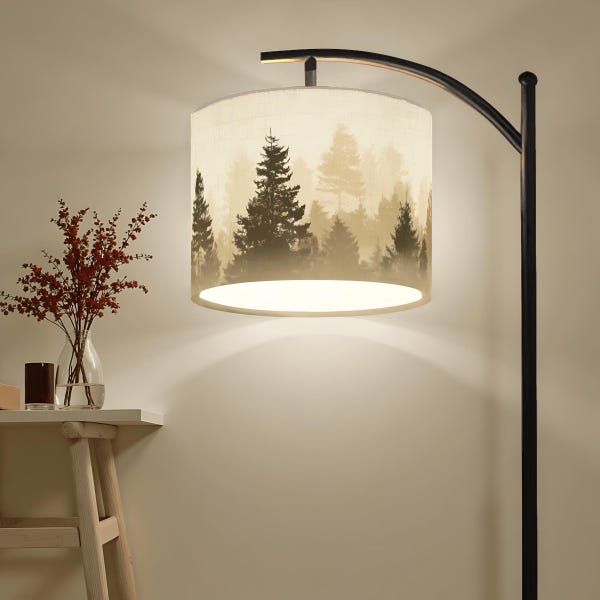 Lámpara de pie Nature Arc: pantalla con diseño de bosque de pinos susurrantes, iluminación suave de cabaña de montaña