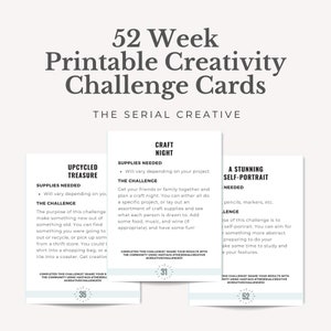 Pode incluir: Um conjunto de 52 cartões de desafio de criatividade imprimíveis com um fundo verde. Os cartões apresentam diferentes desafios criativos, como "Tesouro Reciclado", "Noite de Artesanato" e "Um Auto-Retrato Impressionante". Cada cartão inclui uma lista dos materiais necessários e uma descrição do desafio.