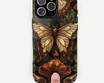 Op de afbeelding: Een telefoonhoesje met een gedetailleerd vlinderontwerp in bruin- en beigetinten tegen een donkergroene achtergrond. De hoes heeft een glanzende afwerking en een camera-uitsparing. Het ontwerp bevat paddenstoelen en bladeren.