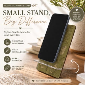Pages, paper, soft shadows —
the kind of atmosphere that makes you slow down without trying.

This bookish phone stand brings a warm, vintage-inspired feel to your space, blending softly layered textures with a calm, grounded aesthetic.

Perfect for reading, writing, working — or simply creating a space that feels like your own.