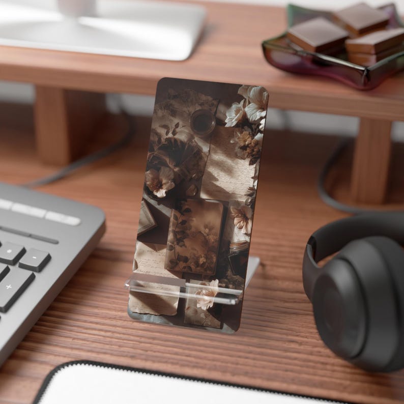 Pages, paper, soft shadows —
the kind of atmosphere that makes you slow down without trying.

This bookish phone stand brings a warm, vintage-inspired feel to your space, blending softly layered textures with a calm, grounded aesthetic.

Perfect for reading, writing, working — or simply creating a space that feels like your own.