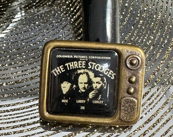 The Three Stooges Tac Pin 1980s TELEVISION Screen Shaped Metal Brooch Moe Larry Curley Vintage Unused Jewelry Tie Tac Lapel Pin Gift